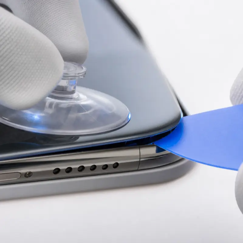 Smartphone-Display wird in der Werkstatt geöffnet